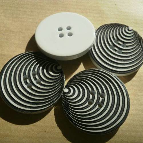 Lot de 2 boutons  ronds en plastique , coloris blanc avec des motifs ronds noirs , diamètre  18 mm 