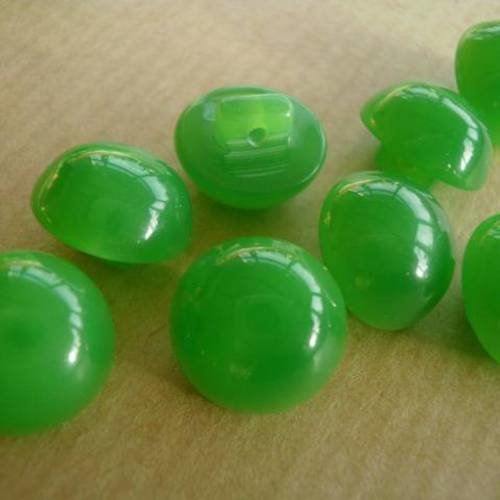 Lot de 2 boutons  boules en plastique , coloris vert , diamètre  13 mm 