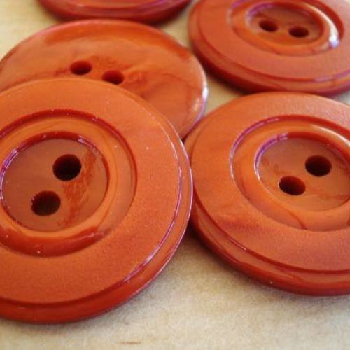 Boutons à deux trous  ronds en plastique  ,  coloris orange brique  , diamètre  28 mm 