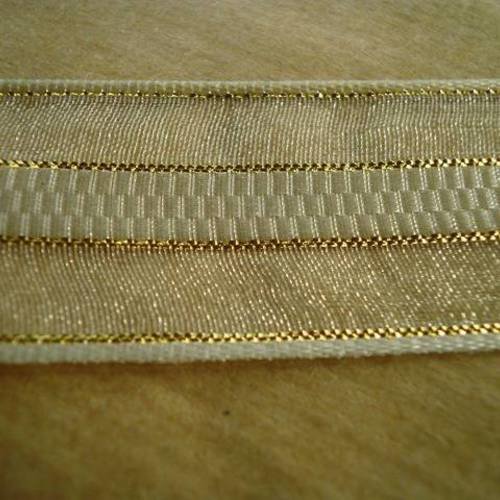 Ruban en synthétique , fond écru transparent et  motifs dorés , largeur 2,5 cm