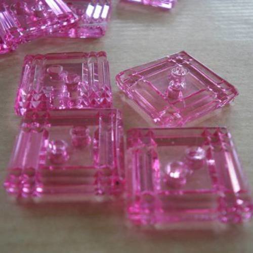 Lot de 5 boutons  carrés  en plastique  ,  coloris  rose  transparent  , taille  15 mm 