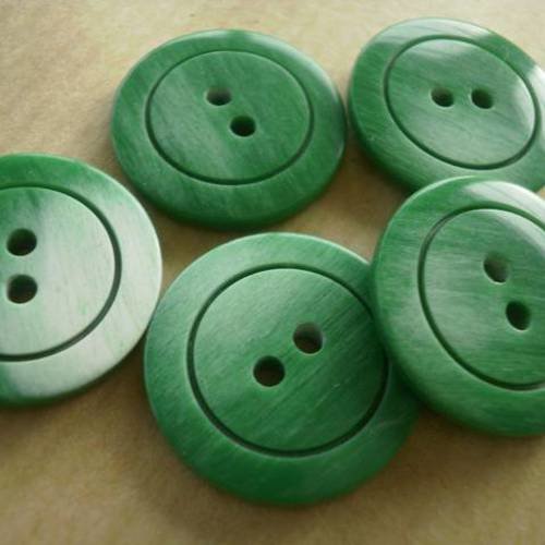 Boutons à deux  trous  ronds en plastique, couleur vert changeant , diamètre 19 mm
