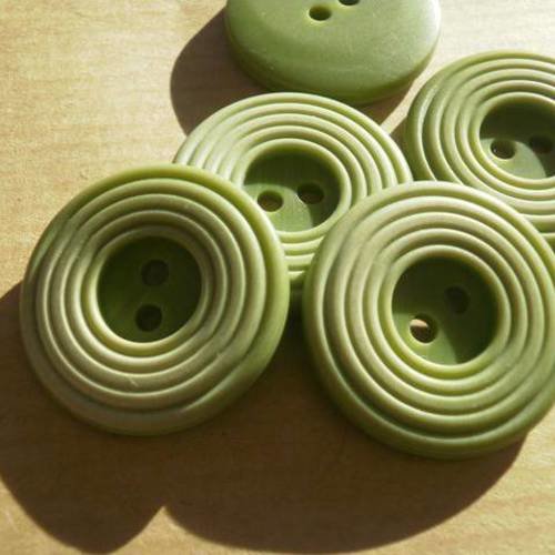Boutons  ronds en plastique , coloris vert et écru , diamètre 23 mm