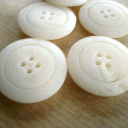 Lot de 4 boutons  ronds en plastique , coloris blanc  , légèrement translucide  , diamètre 15 mm