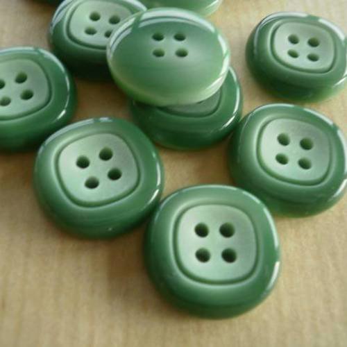 Lot de 2 boutons  ronds en plastique ,  coloris vert  motif carré , diamètre  18 mm  