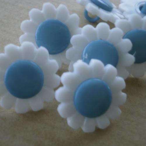 Lot de 5 petits boutons fleurs en plastique , coloris blanc et bleu , taille 15 mm 