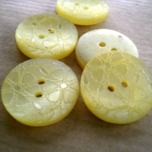 Boutons ronds x 3 à deux trous en plastique , coloris  jaune pale  , motifs fleurs , diamètre 18 mm