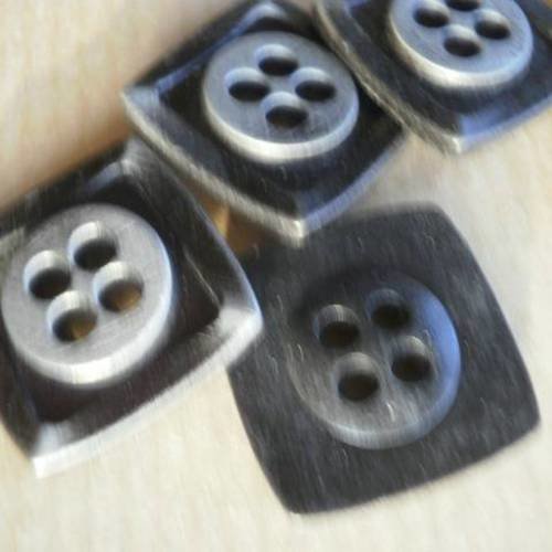 Boutons  carrés  en métal , coloris noir et argenté , taille  18 mm 