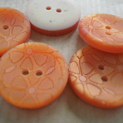 Boutons rondsx 3 à deux trous en plastique , coloris orange , motifs fleurs , diamètre 18 mm
