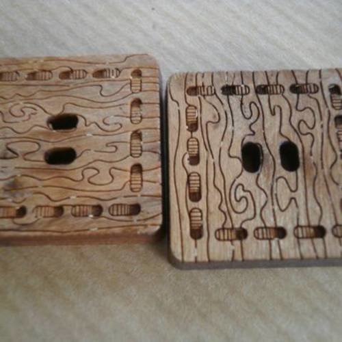 Boutons  carrés en bois , avec des  motifs   gravés 