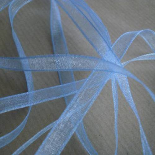 Trois mètres de ruban organza en  polyester  , coloris  bleu pale , largeur 7 mm