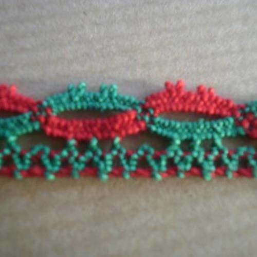 Jolie petite dentelle   en coton , verte  et rouge  , largeur 7 mm