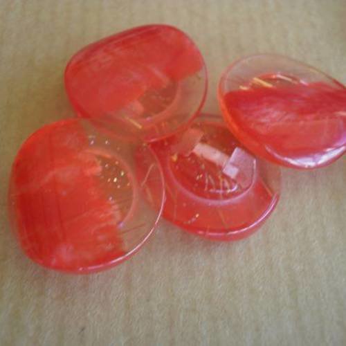  boutons  ronds  , rouge  marbré  et une partie  transparente  paillettée