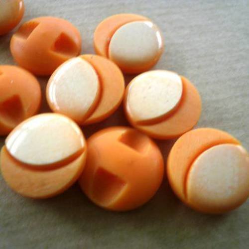 Boutons ronds x 2 en plastique , coloris  orange et écru , diamètre 18 mm