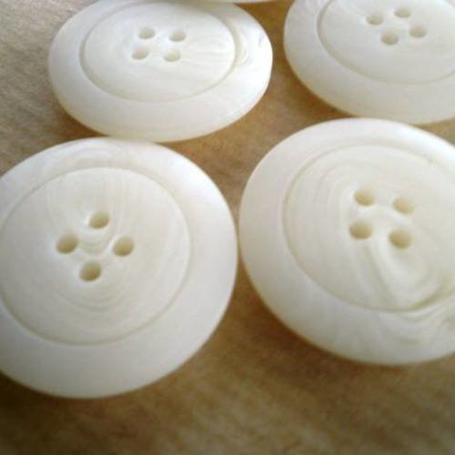Lot de 2 boutons ronds en plastique  , coloris blanc légèrement translucide , diamètre  23 mm 