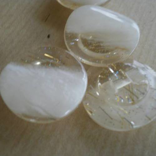 Boutons  ronds  , coloris blanc  marbré  et  transparent  pailletté , diamètre 23 mm