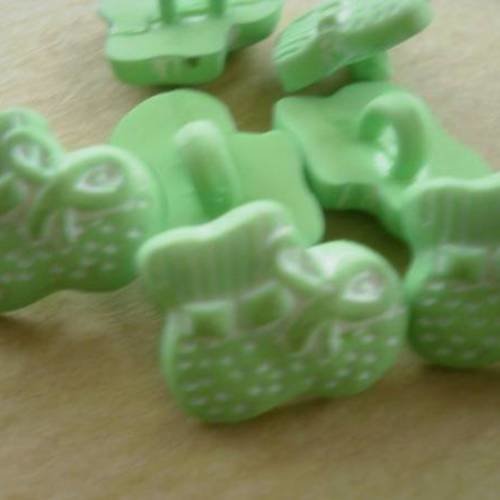 Lot de 6 boutons en forme de "chaussons de bébés", coloris vert et blanc  , taille  15 mm