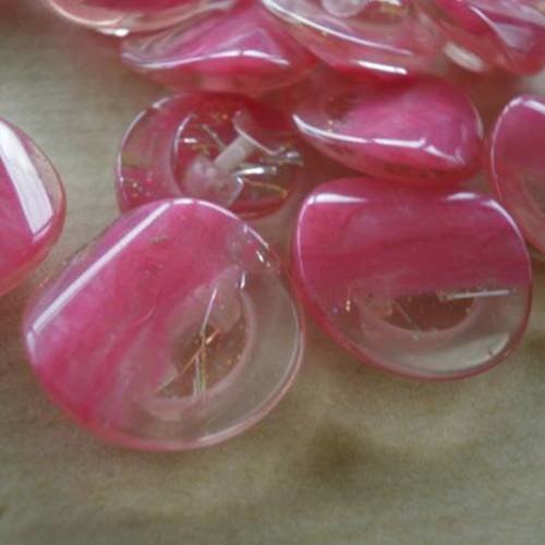 Boutons  ronds  , coloris  rose marbré  et transparent pailletté  , diamètre 23 mm