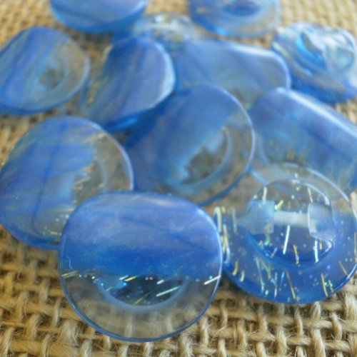 Lot de 5 boutons  ronds en plastique  , coloris bleu marbré  et transparent pailletté  , diamètre  23 mm