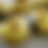 Boutons ronds à deux trous en plastique , coloris jaune marbré noir sur un coté , diamètre 28 mm
