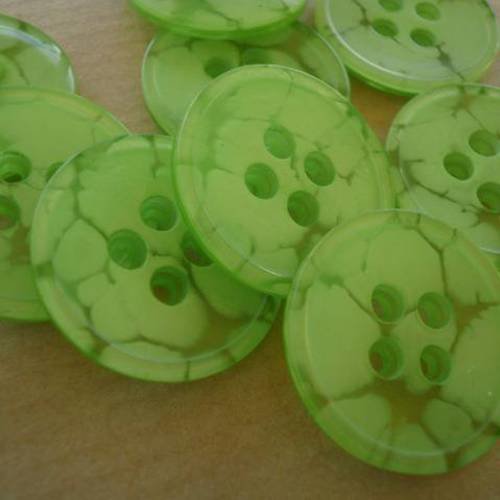 Boutons ronds à quatre trous en plastique , coloris vert marbré , diamètre 22 mm