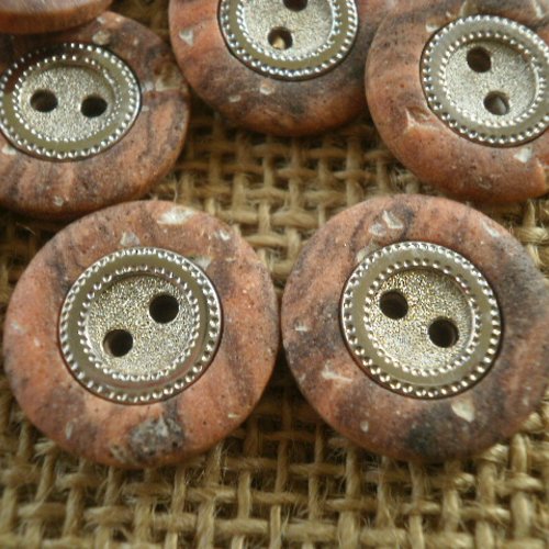 Lot de 2 boutons  ronds en plastique , coloris  marron marbré , centre métal argenté  , diamètre 23 mm