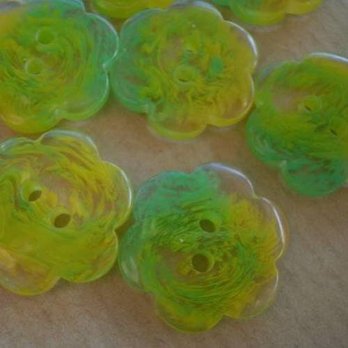 Lot de 4 boutons fleurs en plastique semi transparent , coloris vert et jaune  , taille 21 mm