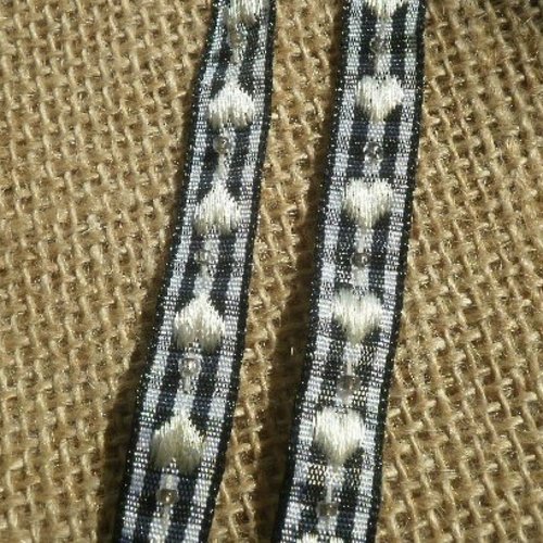 Deux mètres de ruban coton vichy  noir et blanc , brodé de coeurs écrus et perles  , largeur 11 mm