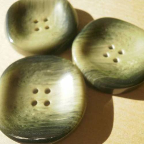 Gros boutons ronds "faux carrés" en plastique , coloris vert changeant  ,  diamètre  30 mm 
