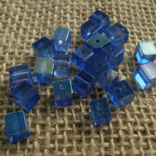 Lot de 20 perles carrées en verre  semi transparent , coloris  bleu , taille  4 mm
