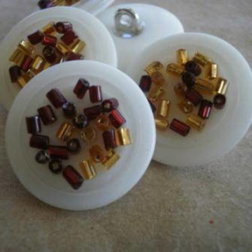 Boutons  ronds blanc en plastique avec des perles collées 