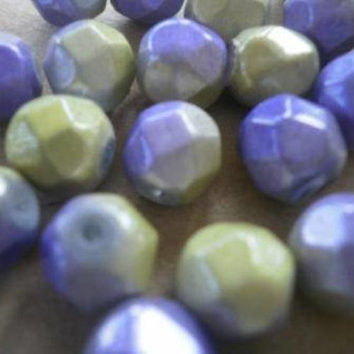 Lot de 20  perles rondes en plastique a facettes mauve et anis , taille 8 mm