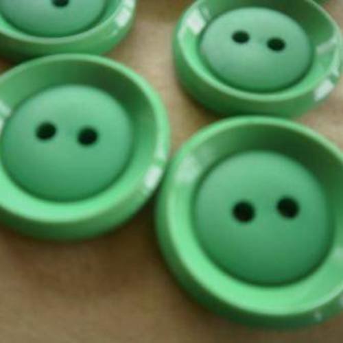 Lot de 2 boutons ronds  à deux trous en plastique  , coloris vert , diamètre  26 mm  