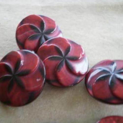 Boutons  ronds fleurs  en plastique  , coloris rouge et noir  , taille  18 mm 