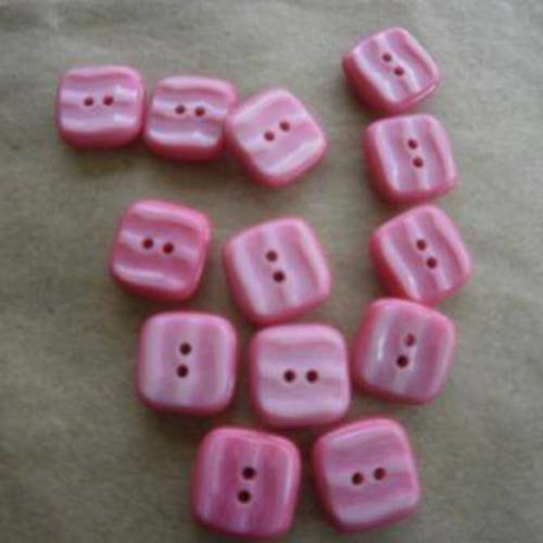 Lot de 2 boutons carrés  en plastique  , coloris rose marbré  , taille  12 mm 
