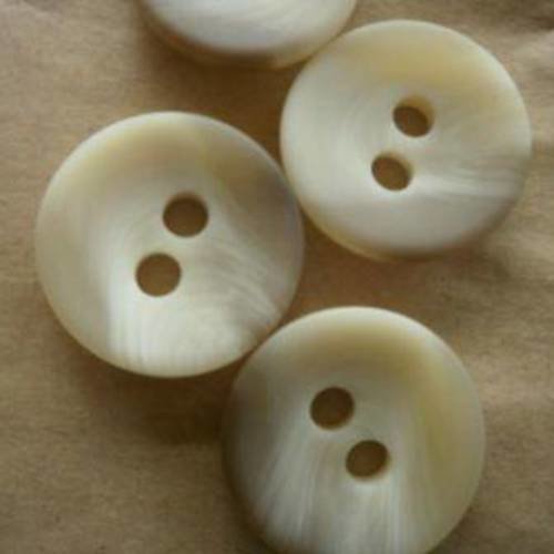 Gros boutons  ronds  à deux trous en plastique  , coloris  beige et ecru  , diamètre 33 mm 