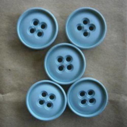Boutons ronds à quatre trous en plastique , coloris bleu ciel , diamètre  28 mm 