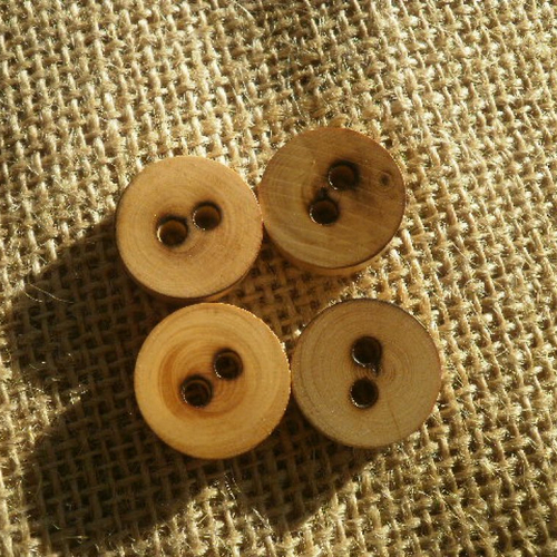 Lot de 4 boutons ronds à deux trous  en bois , ton clair  , diamètre 19 mm