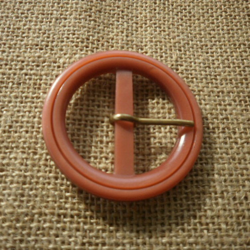 Boucle de ceinture ronde en plastique, coloris brique ,  diamètre 5,6 cm