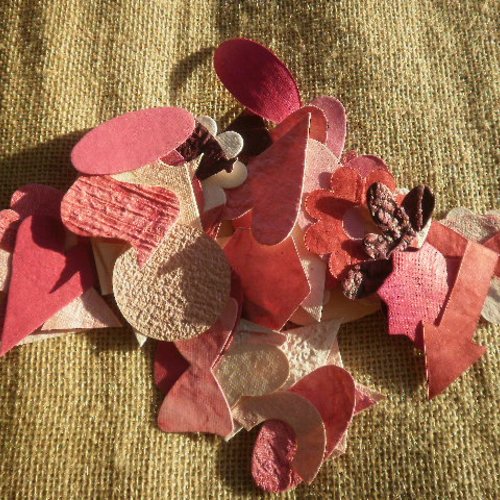 Lot (3) de 50 découpes de papiers décoratifs  , différents tons de rose ,  tailles et formes diverses