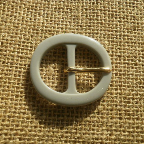 Boucle de ceinture ovale en plastique, coloris gris  , taille  4 x 3,6 cm