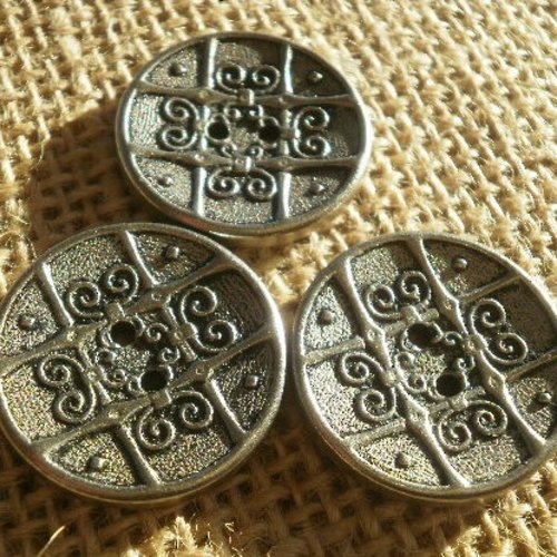 Lot de 3 boutons  ronds  en imitation métal  argentés , motifs anciens ,  diamètre 23 mm