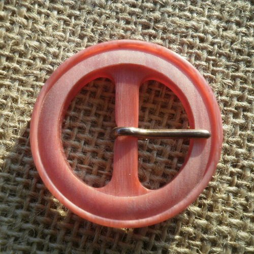 Boucle de ceinture ronde en plastique, coloris rose marbré , diamètre 3,7 cm