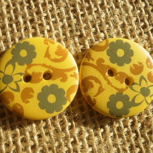 Lot de 2  boutons ronds en plastique , coloris jaune , motif fleurs  , diamètre 22 mm