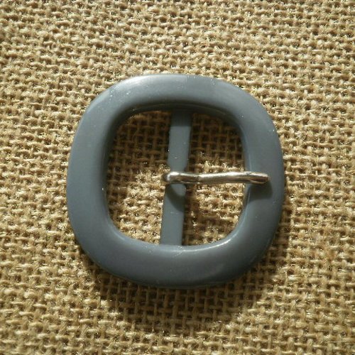 Boucle de ceinture carrée en plastique , coloris gris , fermoir argenté  , taille 5 cm