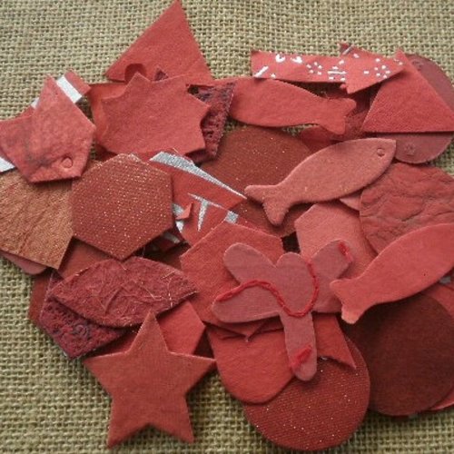 Lot (30) de 50 découpes de papiers décoratifs  , coloris rouge ,  tailles et formes diverses