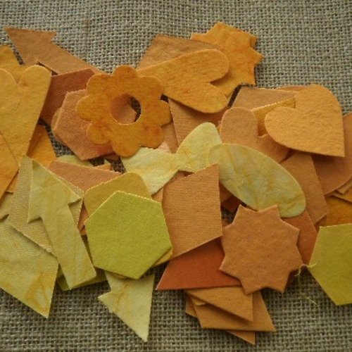 Lot (33) de 50 découpes de papiers décoratifs  , coloris jaune et orange,  tailles et formes diverses