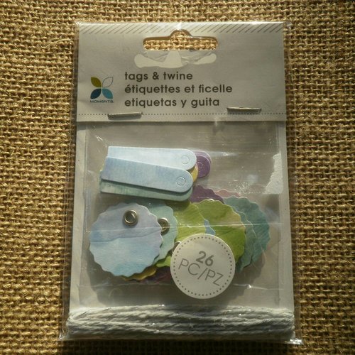 Sachet de 26 étiquettes tags et ficelle   ,  coloris multicolore   , taille  2,7  et 3,3 x 0,9 cm