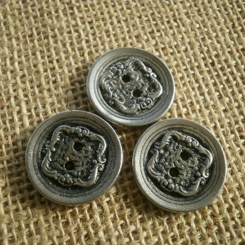 Lot de 3 boutons  ronds  en métal  argenté , motifs anciens ,  diamètre 23 mm