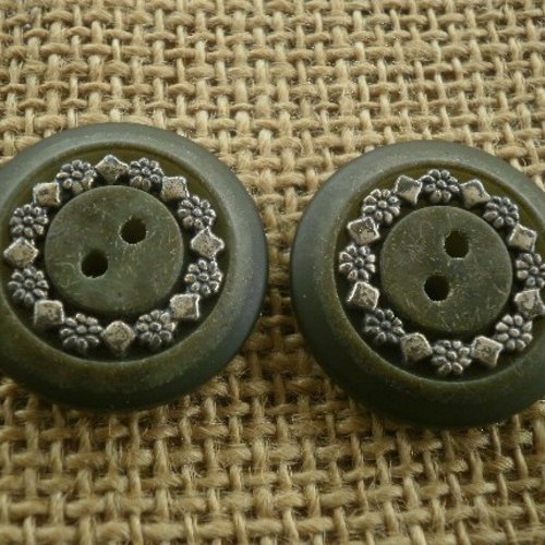 Lot de 2 boutons ronds  à deux trous , coloris vert avec un cercle argenté motif fleurs  , diamètre 28 mm
